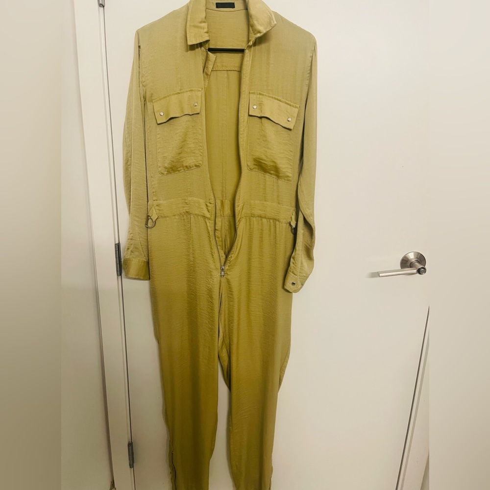 very comfortable, I'm no longer an XS, it looks very pretty, few uses